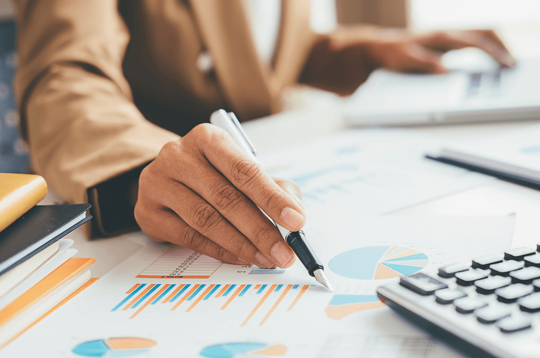 Femme avec un ordinateur