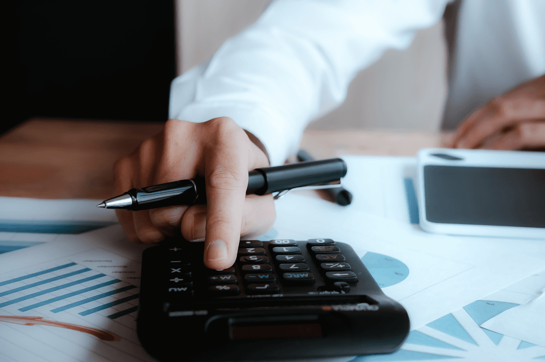 Homme avec calculatrice