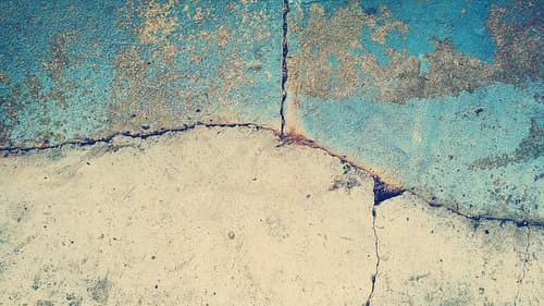 Fissures dans un dalle de béton