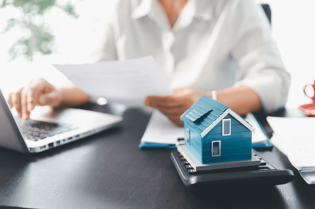 femme avec ordinateur