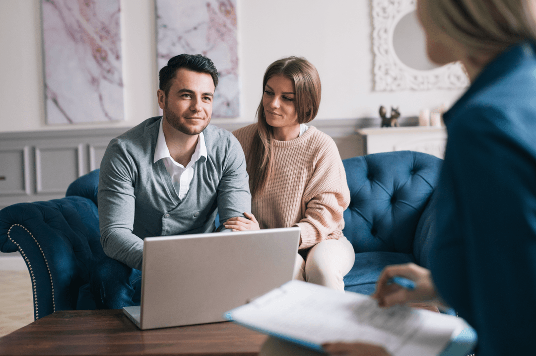 Homme avec ordinateur