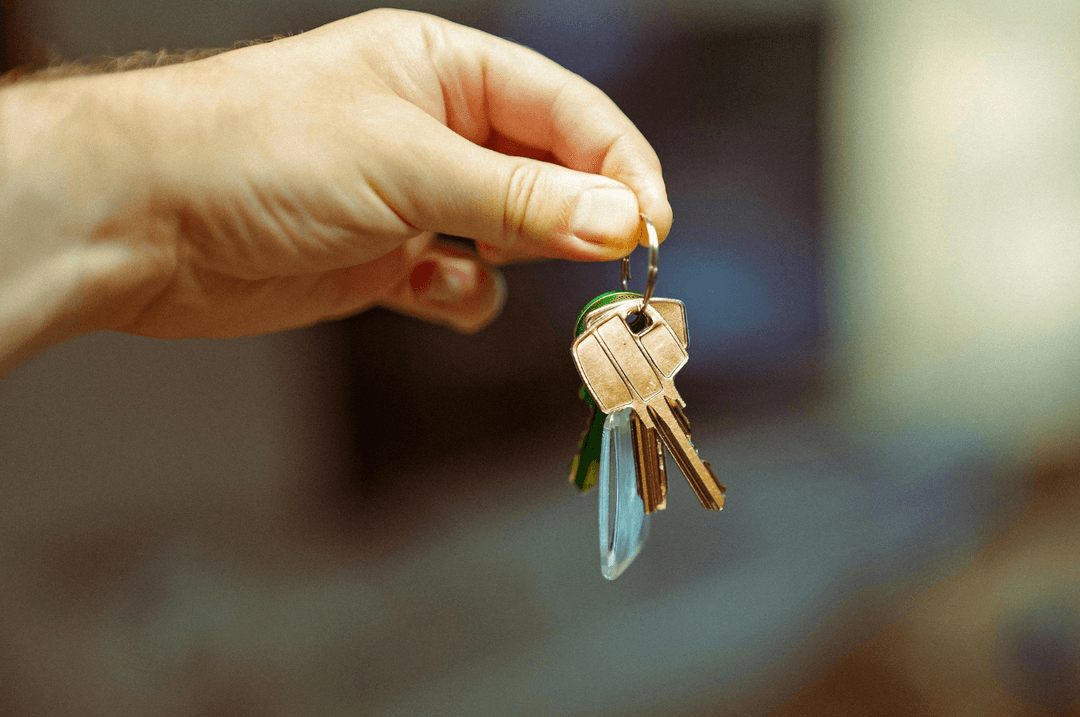 Homme qui tient une clé