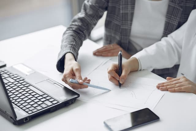 Un courtier immobilier analyse rapidement les données pour évaluer votre maison