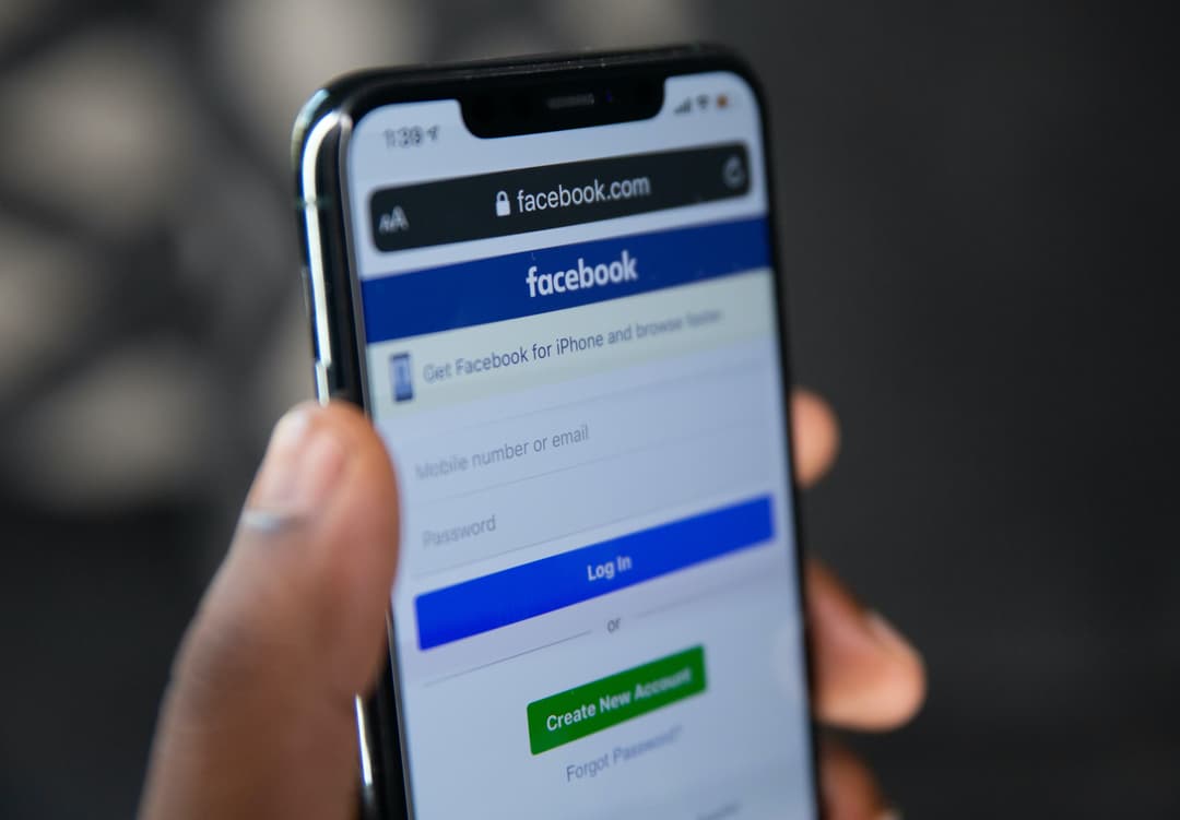 Un smartphone connecté à Facebook