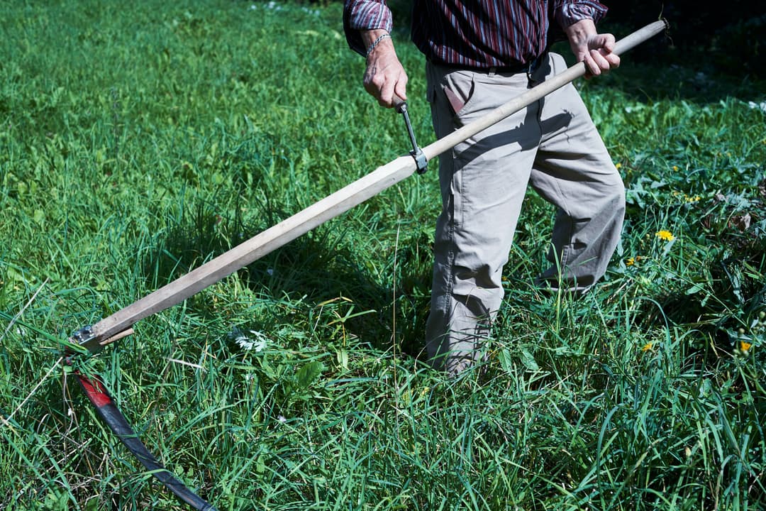 Un jardinier qui enlève les mauvaises herbes