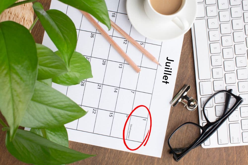 Calendrier avec la date du 1er juillet encerclé pour un déménagement