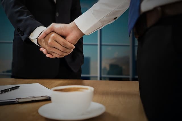 Le notaire peut avoir le statut de travailleur associé, autonome ou salarié