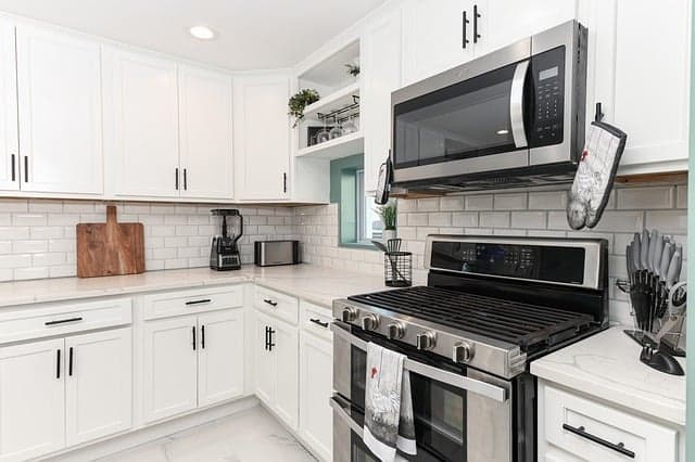 Des appareils électriques branchés dans une cuisine